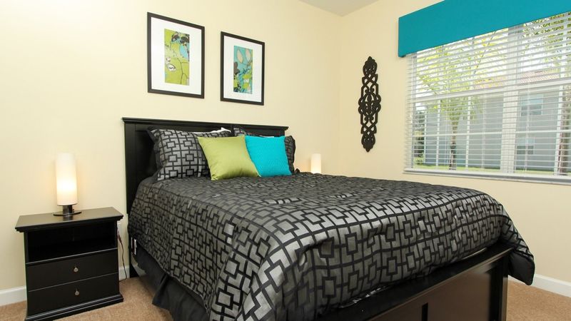 Queen Bedroom 6 Downstairs
32" Roku TV