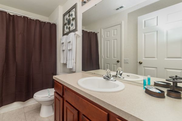 Queen Suite Bathroom 3
Downstairs
Tub/Shower Combo