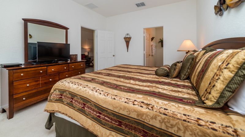 Master King Bedroom 1 (Angle)
32" TV