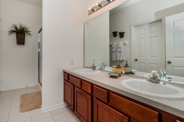 Master King Bathroom  1
Downstairs
Shower