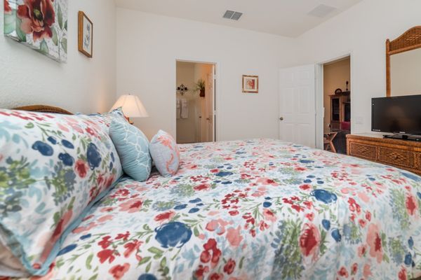 Master King Bedroom 2 (Angle)
32" TV