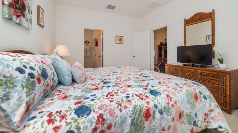 Master King Bedroom 2 (Angle)
32" TV