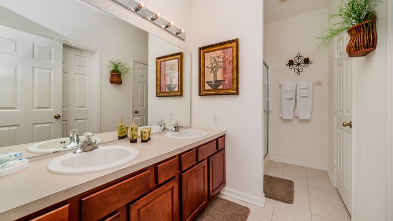Master King Bathroom 2
Downstairs
Shower