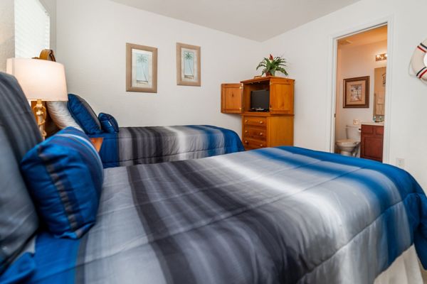 Two Twins Suite Bedroom 4 (Angle)
22" TV