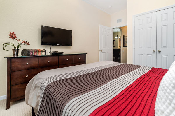 Queen Bedroom 2 (Angle)
32" Roku TV