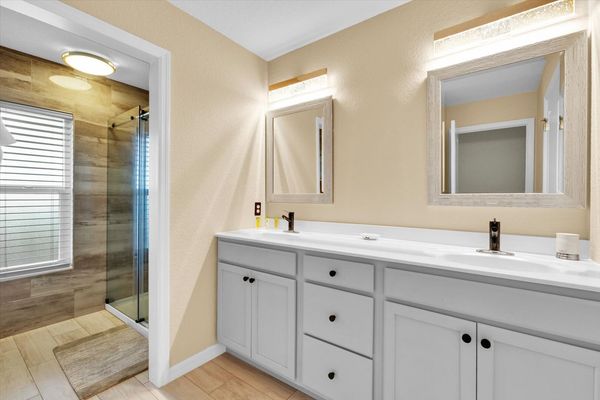 Hall Bathroom 4 Upstairs
Shower