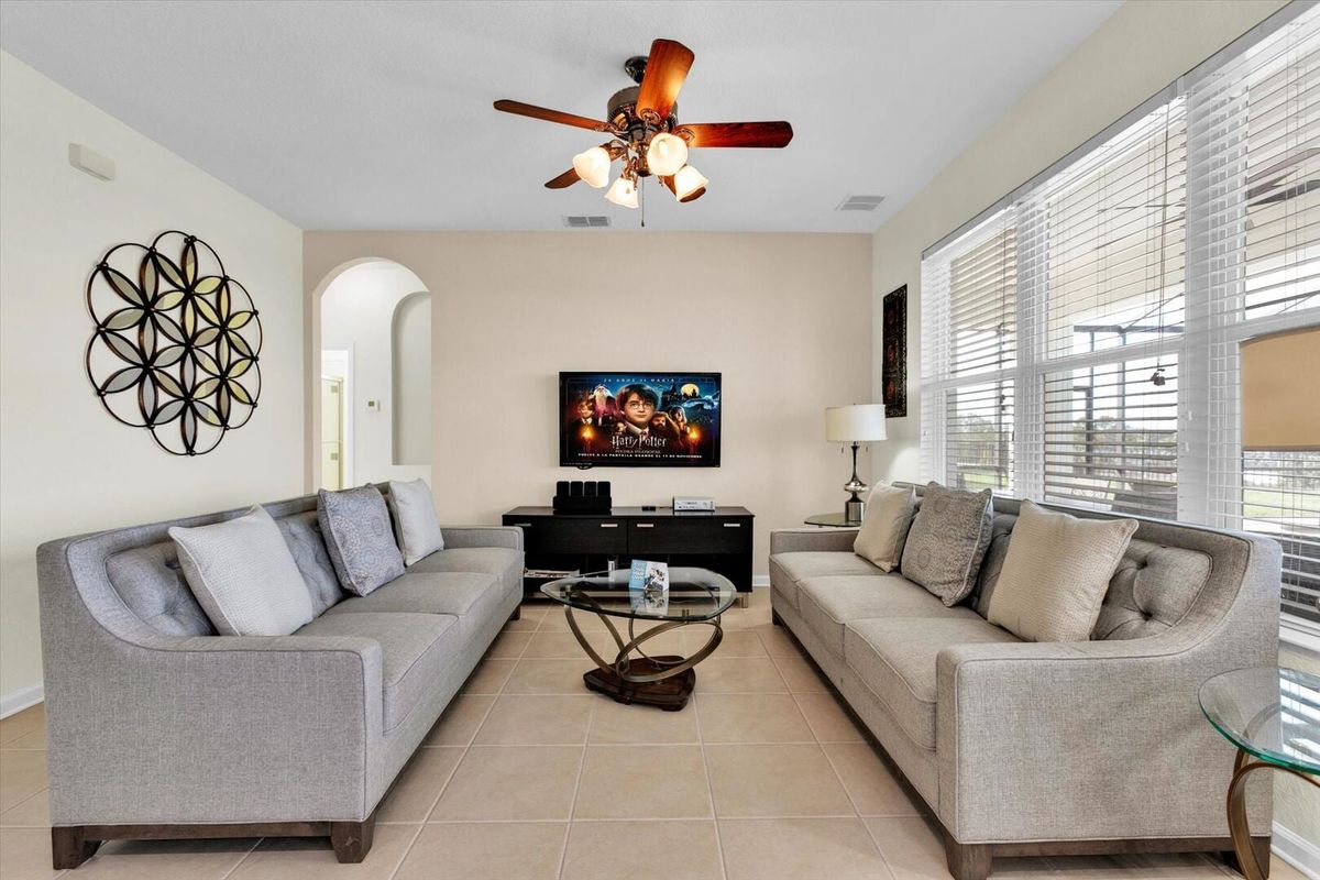 Family Room
85" Smart TV