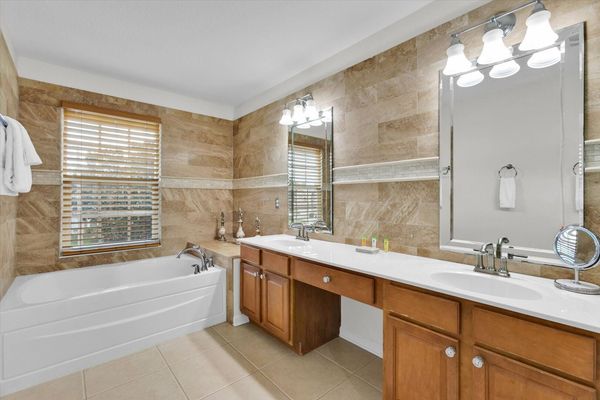 Master King Bathroom 1 Upstairs
Tub and Shower