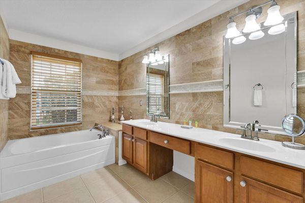 Master King Bathroom 1 Upstairs
Tub and Shower
