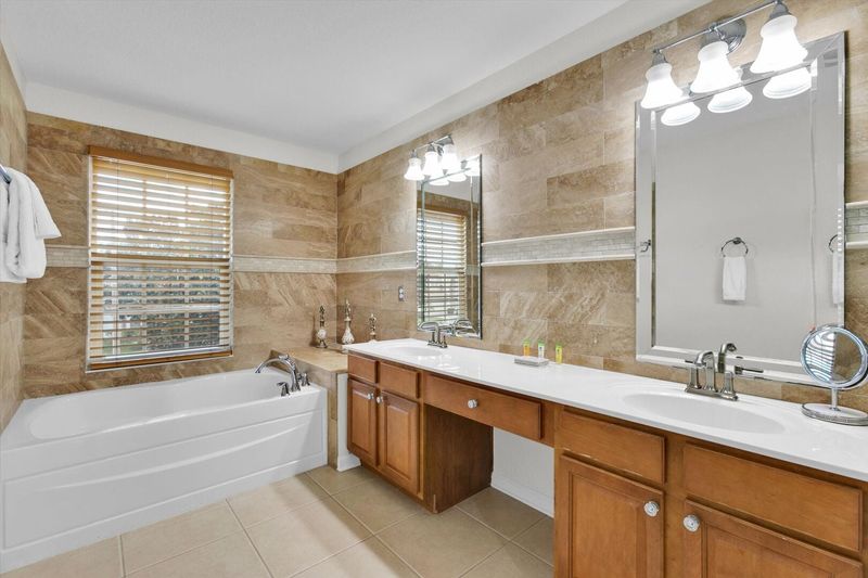 Master King Bathroom 1 Upstairs
Tub and Shower