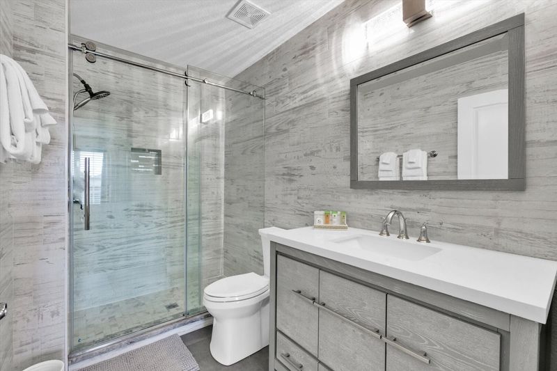 King Suite Bathroom 5 Upstairs
Shower