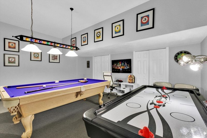 Game Room
65" Smart TV PS3
Air Hockey Pool Table