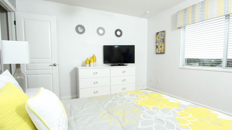 Queen Bedroom 3 (Angle)
39" TV