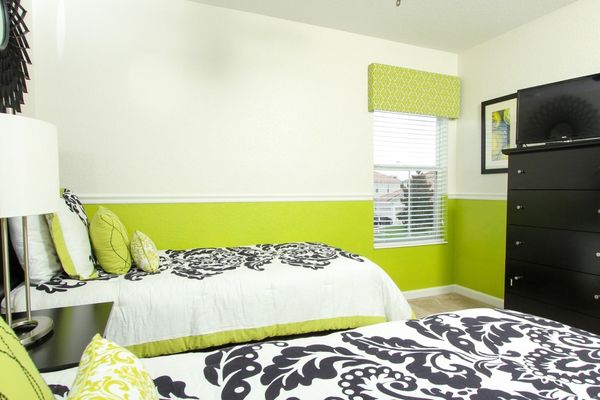 Two Twins Bedroom 4 (Angle)
32" TV