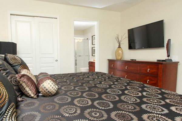 King Suite Bedroom 6 (Angle)
32" Roku TV