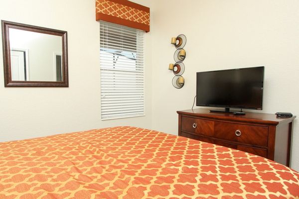 Queen Bedroom 2 (Angle)
32" TV