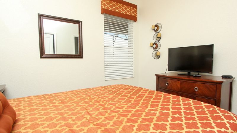 Queen Bedroom 2 (Angle)
32" TV