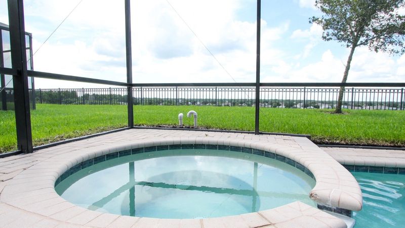 Spa
Pool Faces West