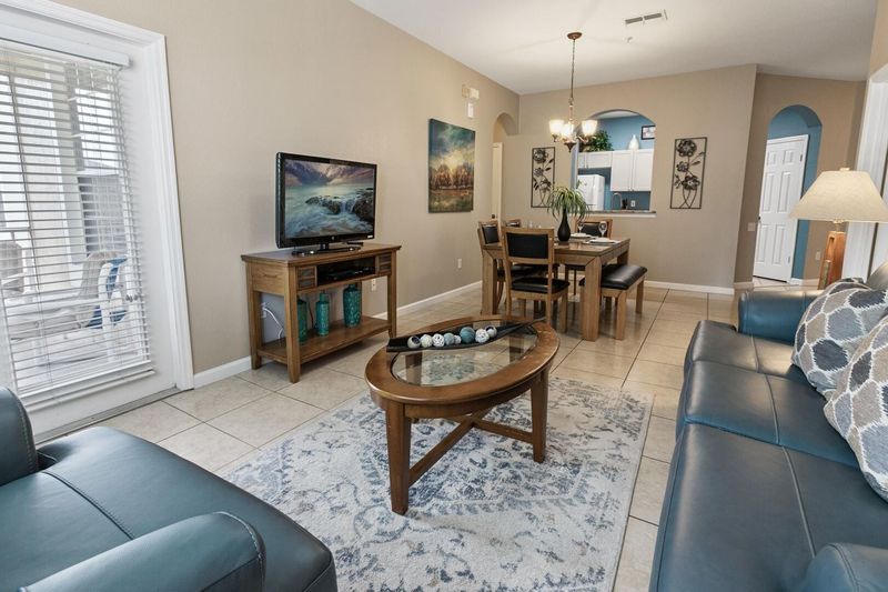 Living Room /Dining