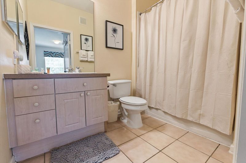 Master King Bathroom 1
Tub/Shower Combo