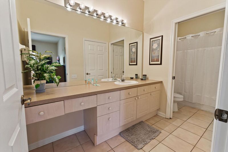 Shared Bathroom 2
Tub/Shower Combo