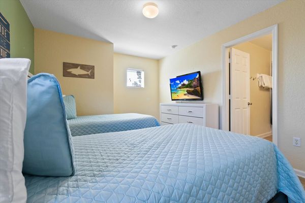 Two Twins Bedroom 5 (Angle)
46" TV