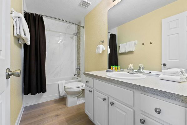Two Twins Suite Bathroom 5
Tub/Shower Combo
