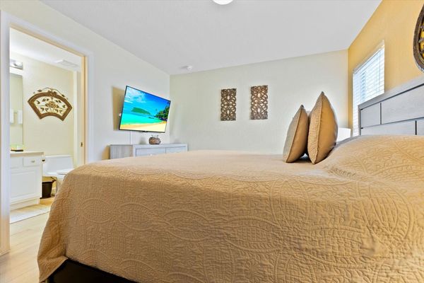 King Suite Bedroom 4 (Angle)
50" Roku TV