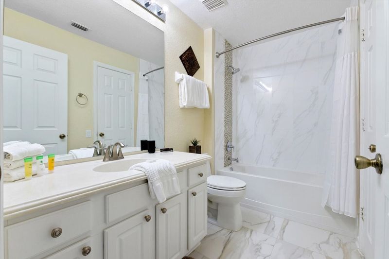 Two Twins Bathroom 3
Downstairs-Shared
Tub/Shower Combo