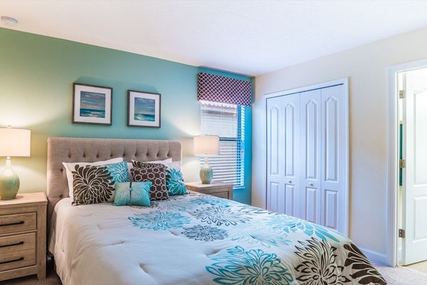 Queen Bedroom 5 Upstairs
Shared Bathroom-Shower
42" TV