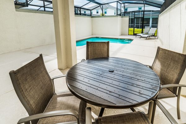 Patio Dining
Pool Faces North