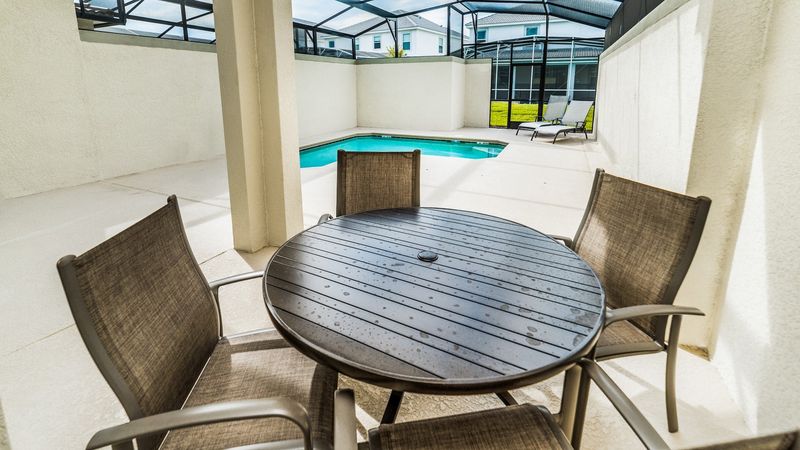 Patio Dining
Pool Faces North
