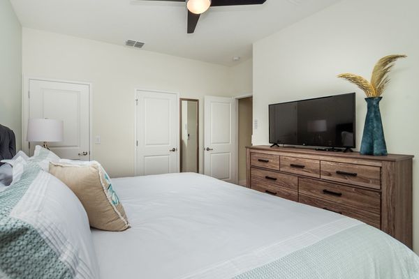 King Bedroom 4 (Angle)
43" Smart TV