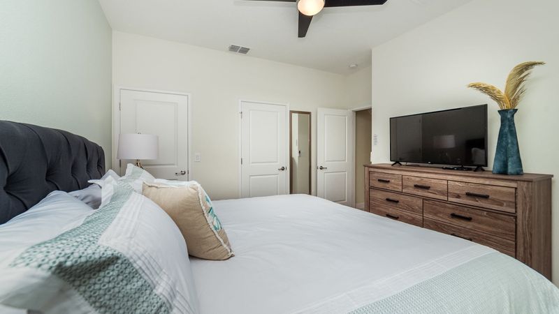 King Bedroom 4 (Angle)
43" Smart TV