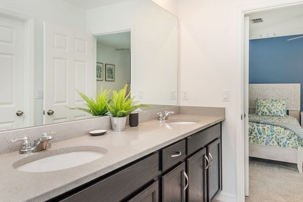 Jack N Jill Bathroom 5
Tub/Shower Combo