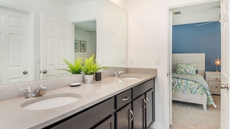 Jack N Jill Bathroom 5
Tub/Shower Combo