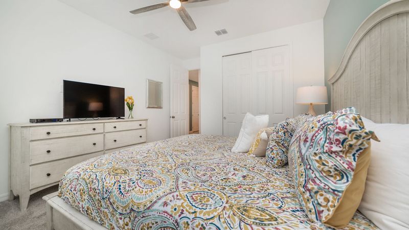 King Bedroom 3 (Angle)
43" Smart TV