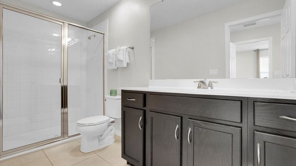 Queen Suite Bathroom 3
Upstairs
Shower