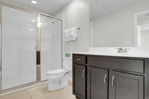 Queen Suite Bathroom 3
Upstairs
Shower