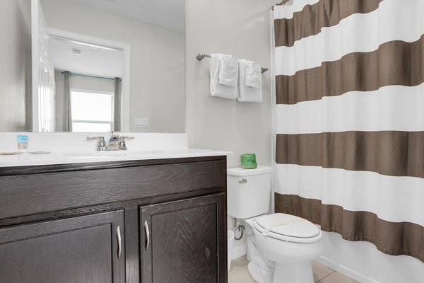 Hall Bathroom Upstairs 4
Tub/Shower Combo