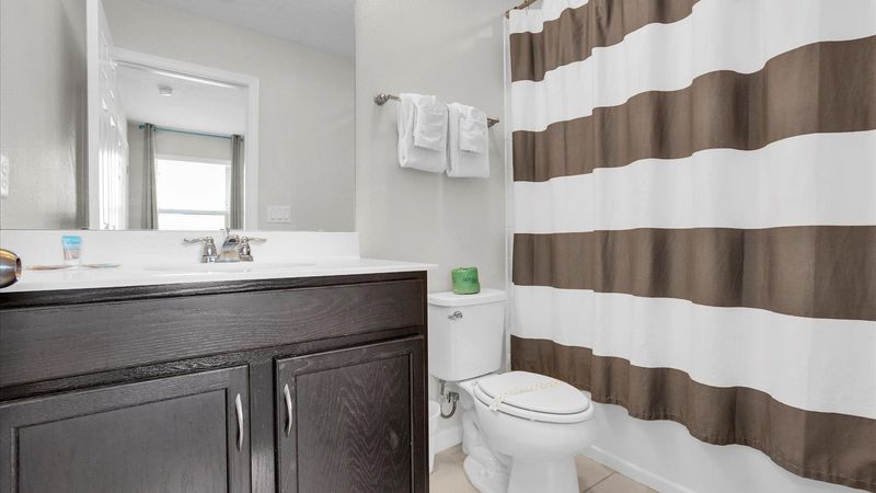 Hall Bathroom Upstairs 4
Tub/Shower Combo