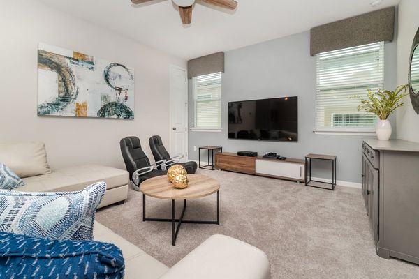 Loft
65" Smart TV
PS4