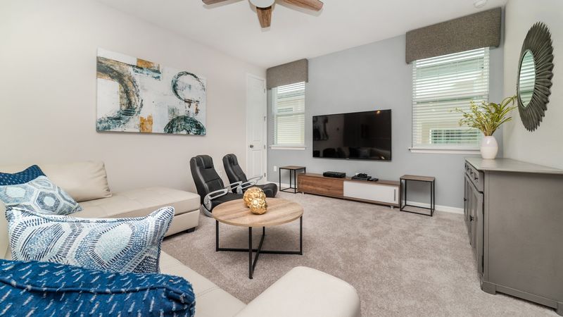 Loft
65" Smart TV
PS4