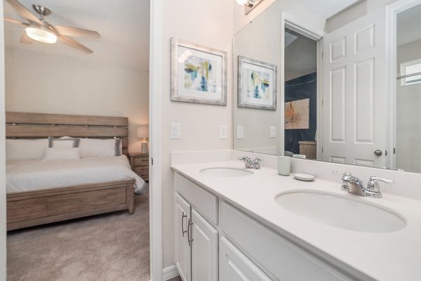 Jack n Jill Bathroom (Bed 3 & 4)
Upstairs-Shower