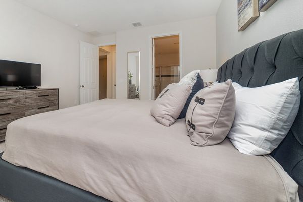 Master King Bedroom 1 (Angle)
40" Smart TV