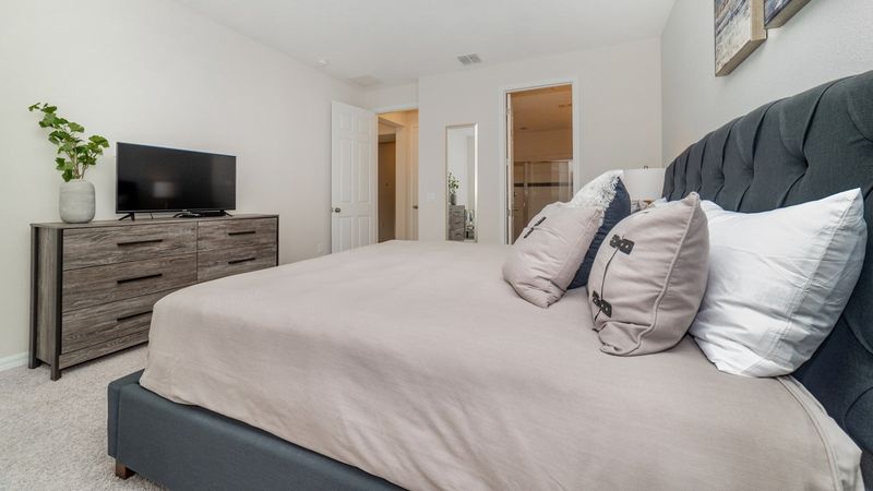 Master King Bedroom 1 (Angle)
40" Smart TV