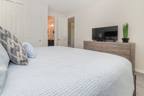 King Bedroom 4 (Angle)
40" Smart TV