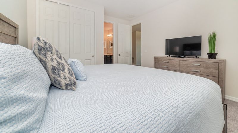 King Bedroom 4 (Angle)
40" Smart TV