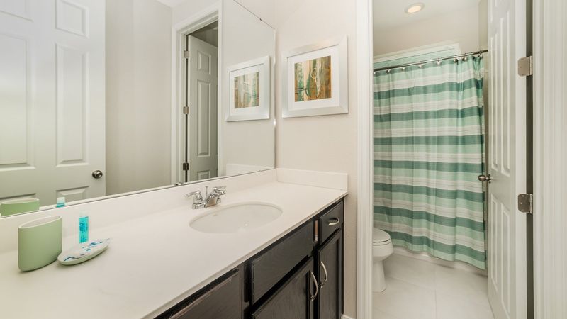 Hall Bathroom Upstairs
Tub/Shower Combo
