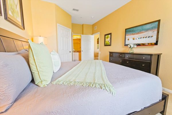 Master King Bedroom 1 (Angle)
42" TV